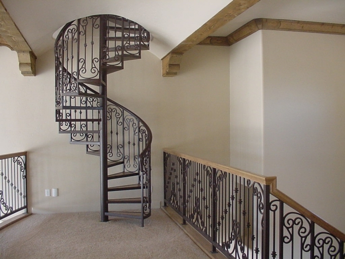 Красивая лестница винтовой формы с двухэтажном коттедже