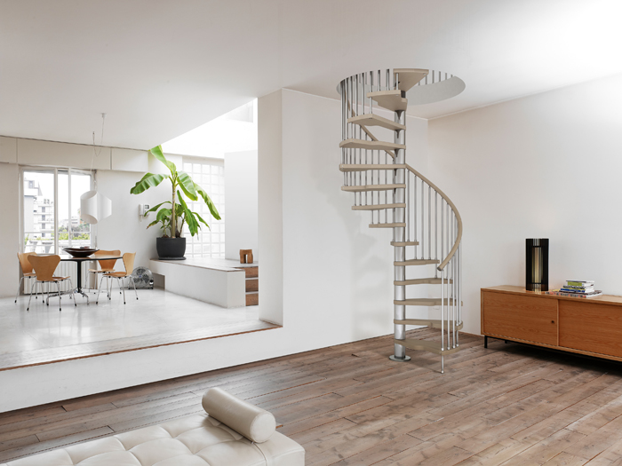 Готовая лестница с алюминия винтового типа для дома в 2 этажа