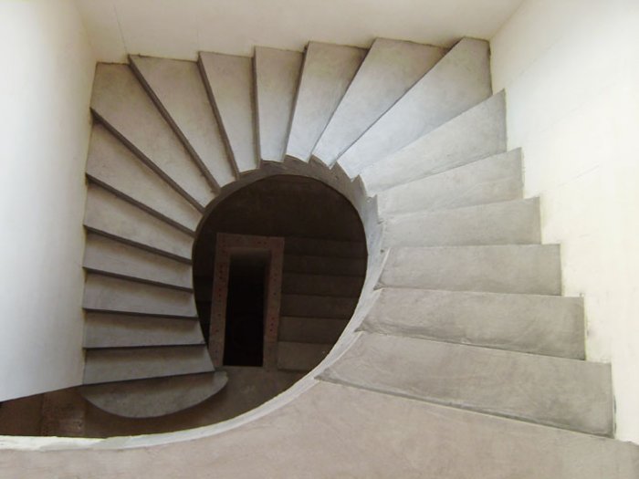 Бетонная лестница винтового вида в трехэтажном доме